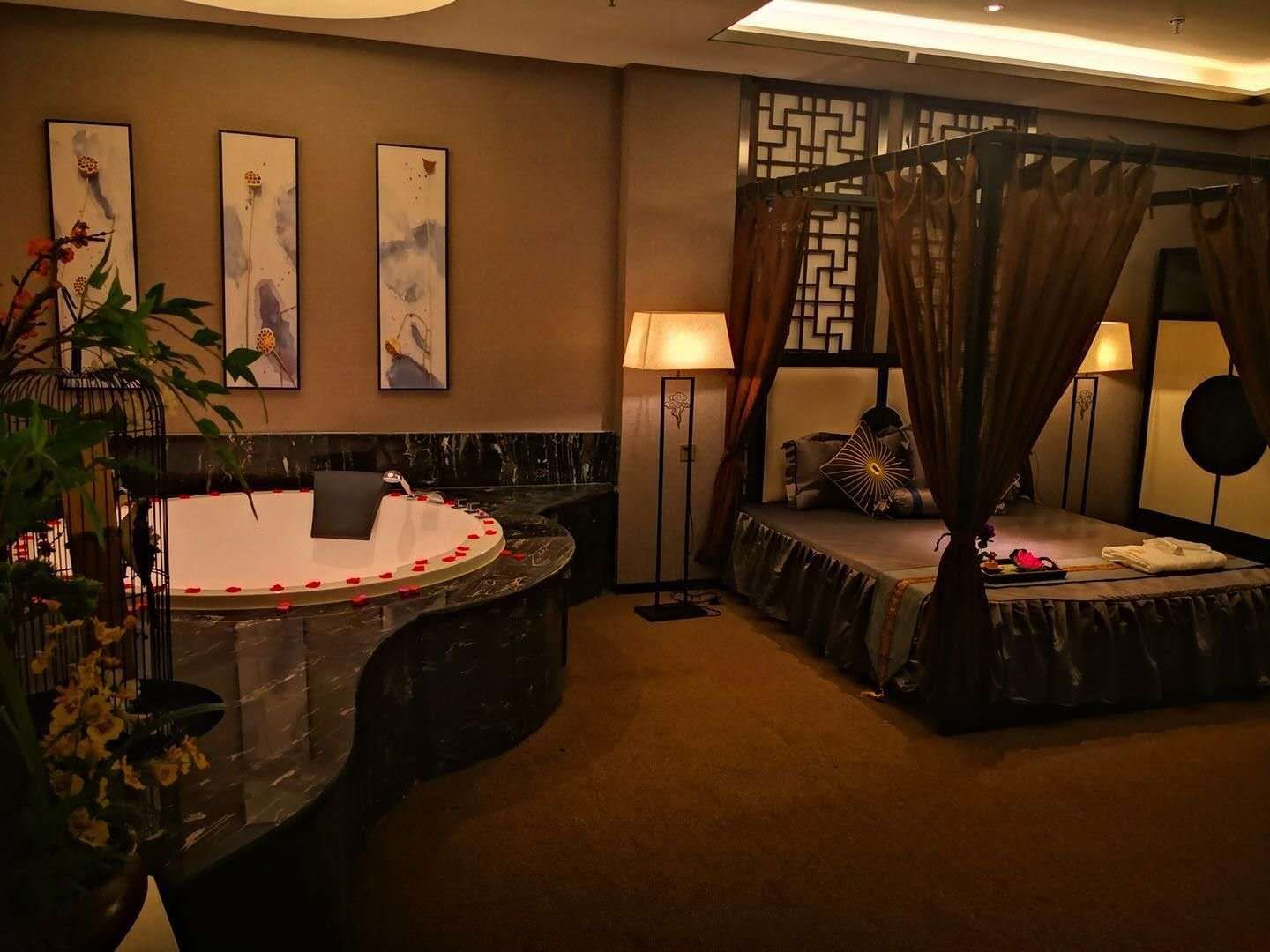 周六无事好哥们推荐我去上海高级油压水疗洗浴会馆中心,流连忘返服务周到